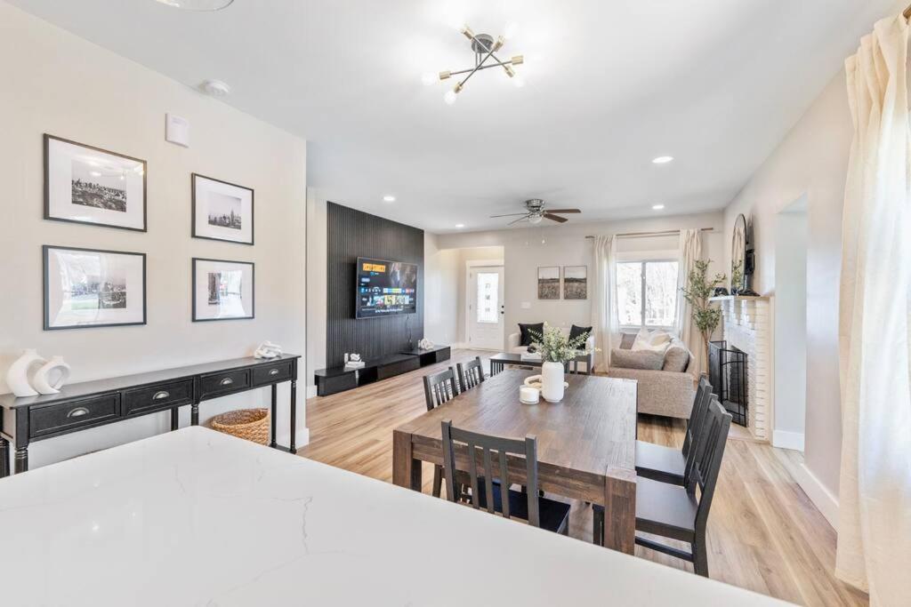 Brand New Cozy Modern Bungalow W/Hot Tub+Movieroom 7 Min From Uptown Charlotte Exterior foto